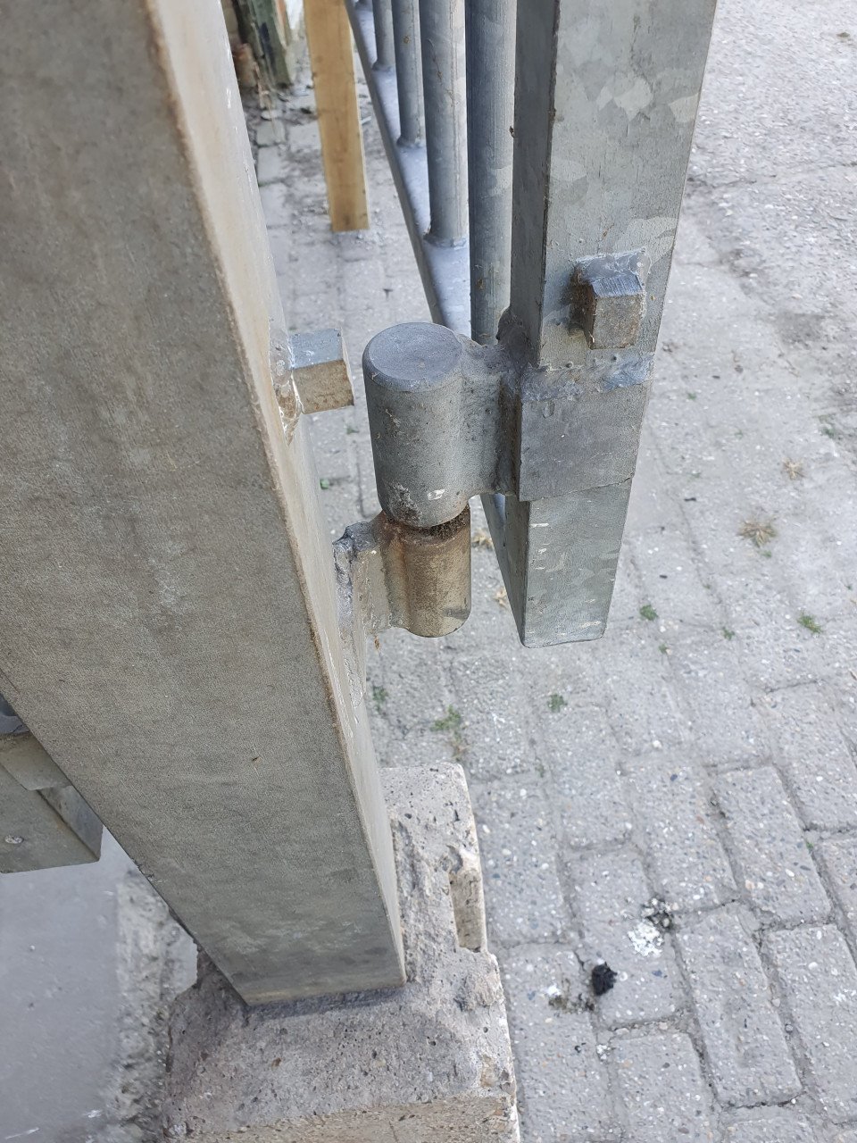 Degelijk stalen gegalvaniseerd hek, poort voor tuin of weide.