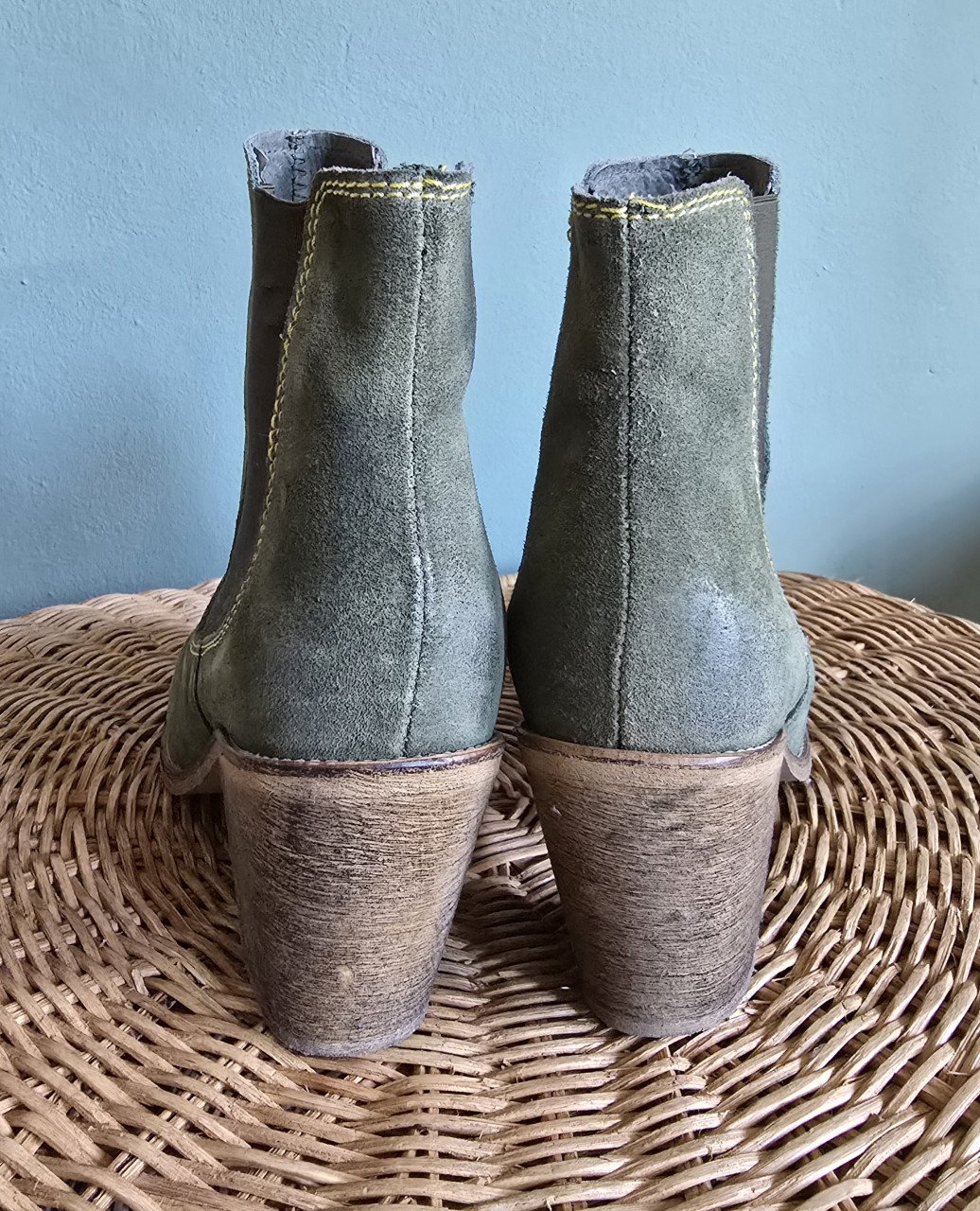 Enkellaarsjes groen suede