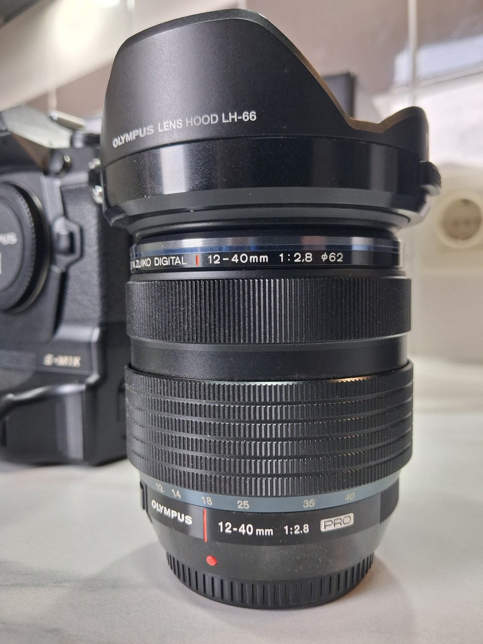 OLYMPUS OM-D E-M1X camera en een 12-40mm PRO lens
