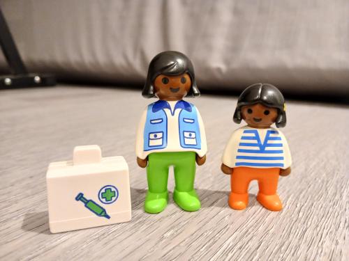 123 playmobil Afrikaanse dokter verpleegster + donker meisje, Sinterklaas?