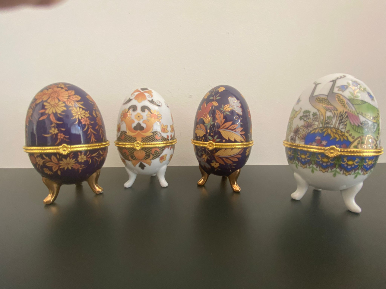 Porseleinen eieren op voetjes - set van 4