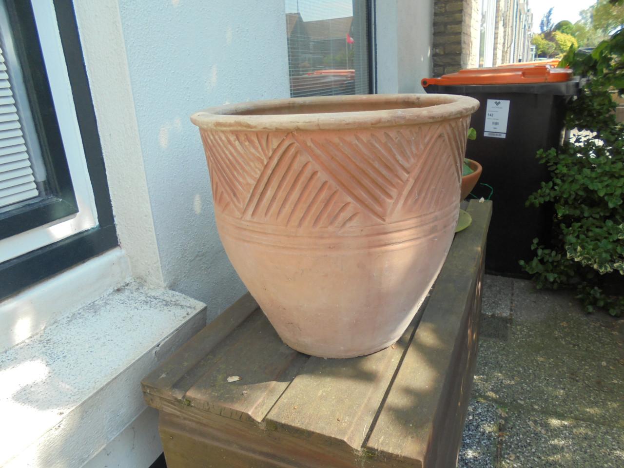 Grote terracotta terraspot
