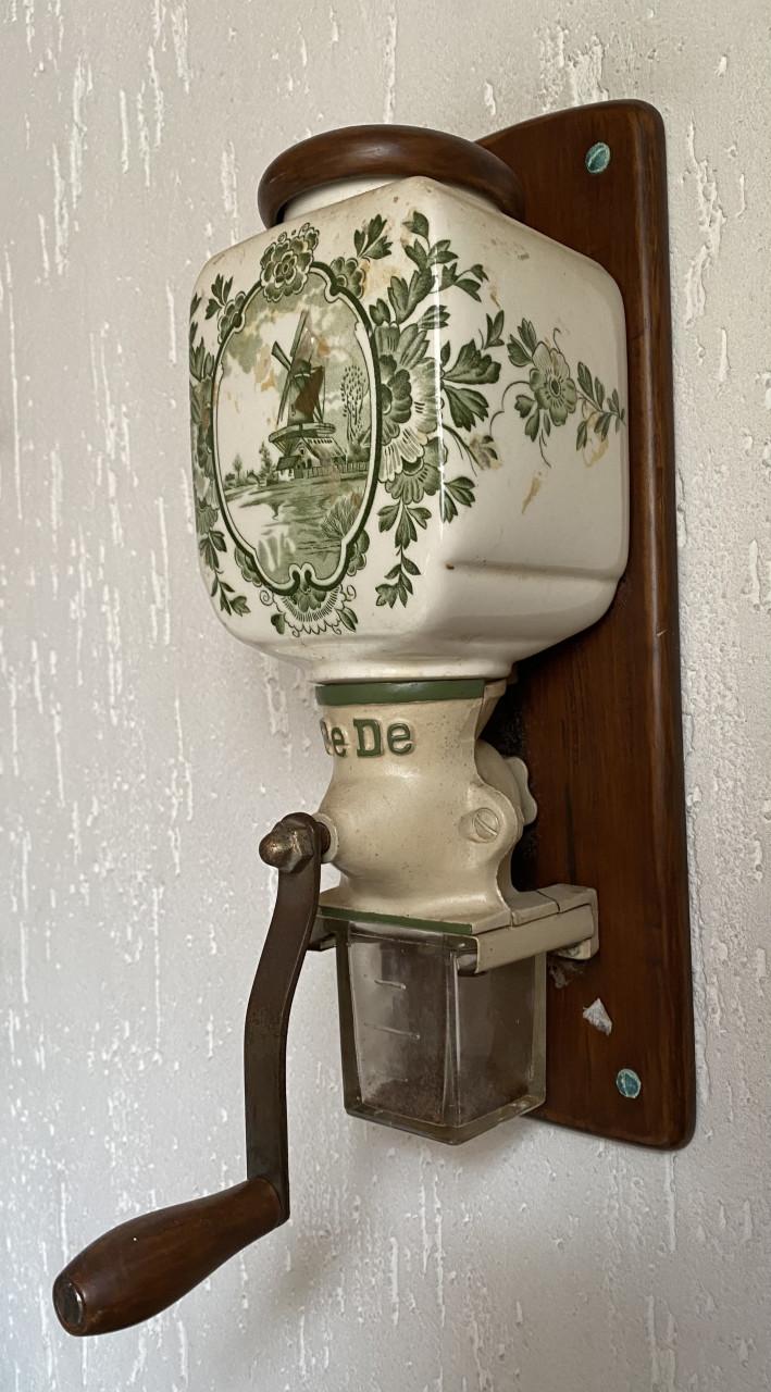 Oude koffiemolen voor aan de wand