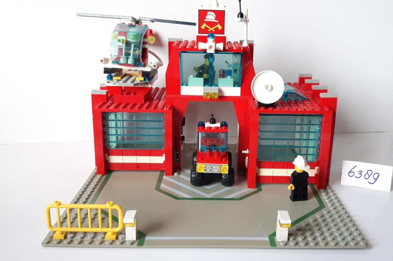 Lego Classic Town 6389: brandweerkazerne + heli, spuitwagen, brandweerauto