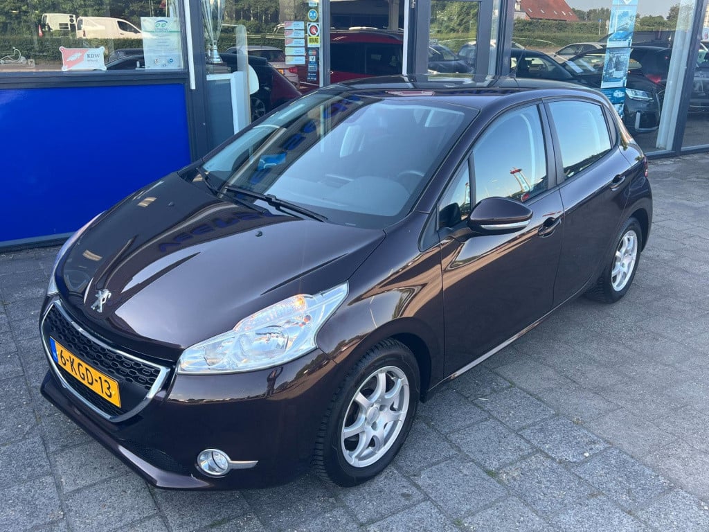 Peugeot 208 1.2 vti envy, navi, trekhaak enz...