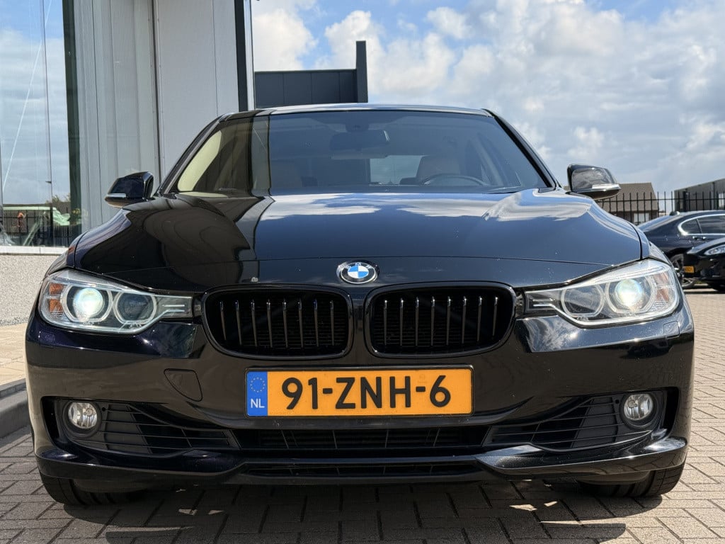 BMW 3-serie 320i high executive | navi | leder | 260pk | elect trekhaak |