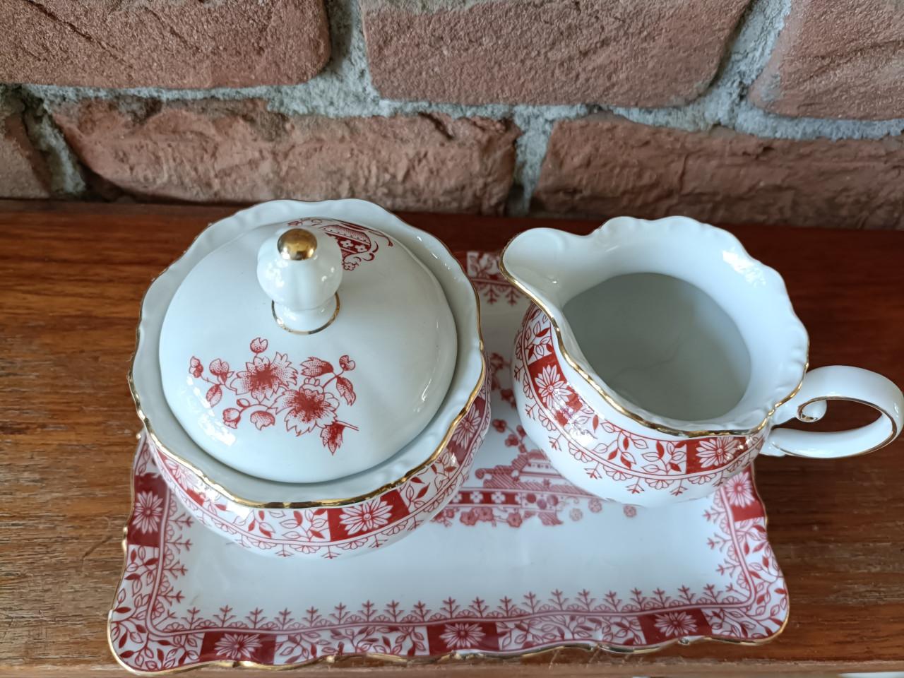 Oud suiker en melk setje op schaaltje