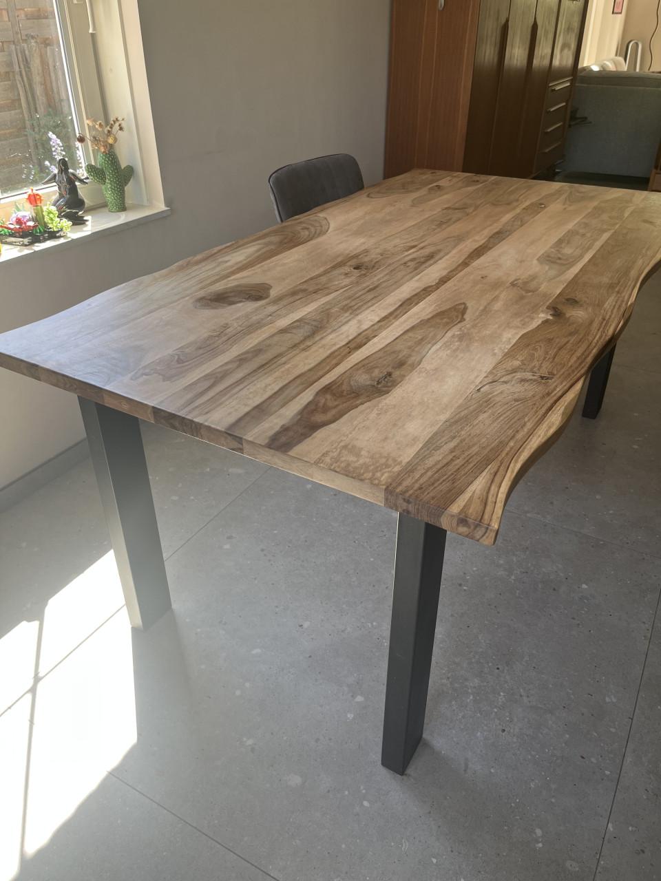 Acacia houten tafel van 190cm met een organische rand