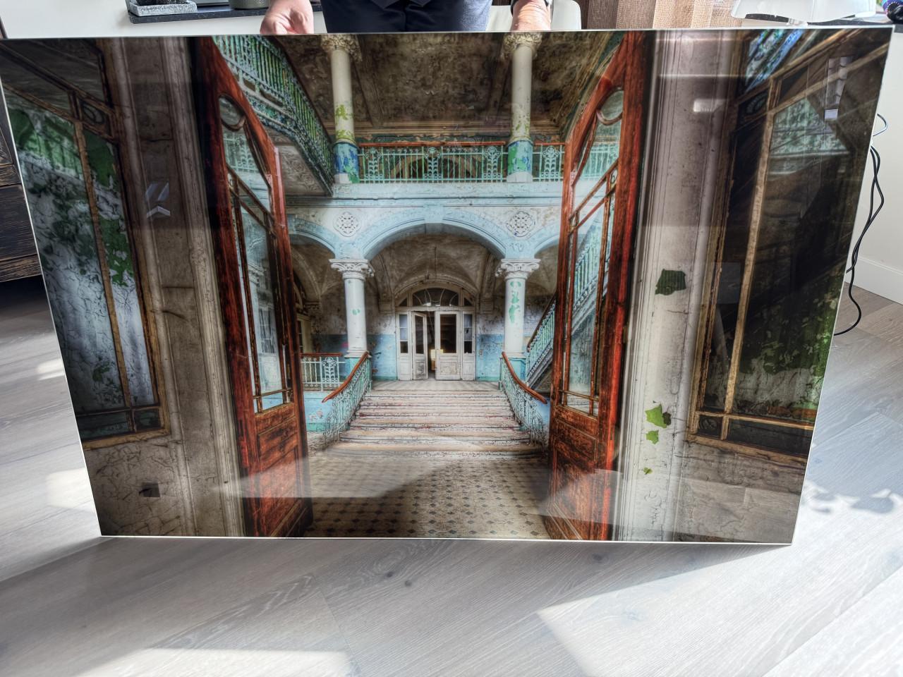 Plexiglas schilderij van verlaten gebouw! In nieuwstaat!
