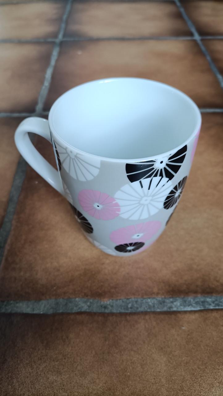 Mok van Yoshimi, Kimmidoll collection. 2 Verschillende kanten op de mok.