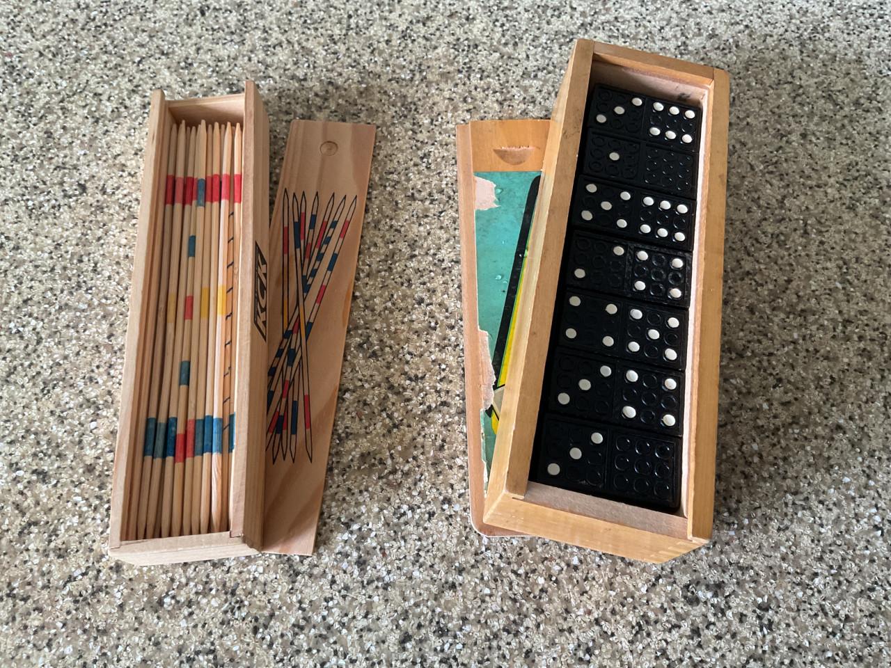 Stapeltoren, zakje verschillende blokken, rechthoekige blokjes, damstenen.