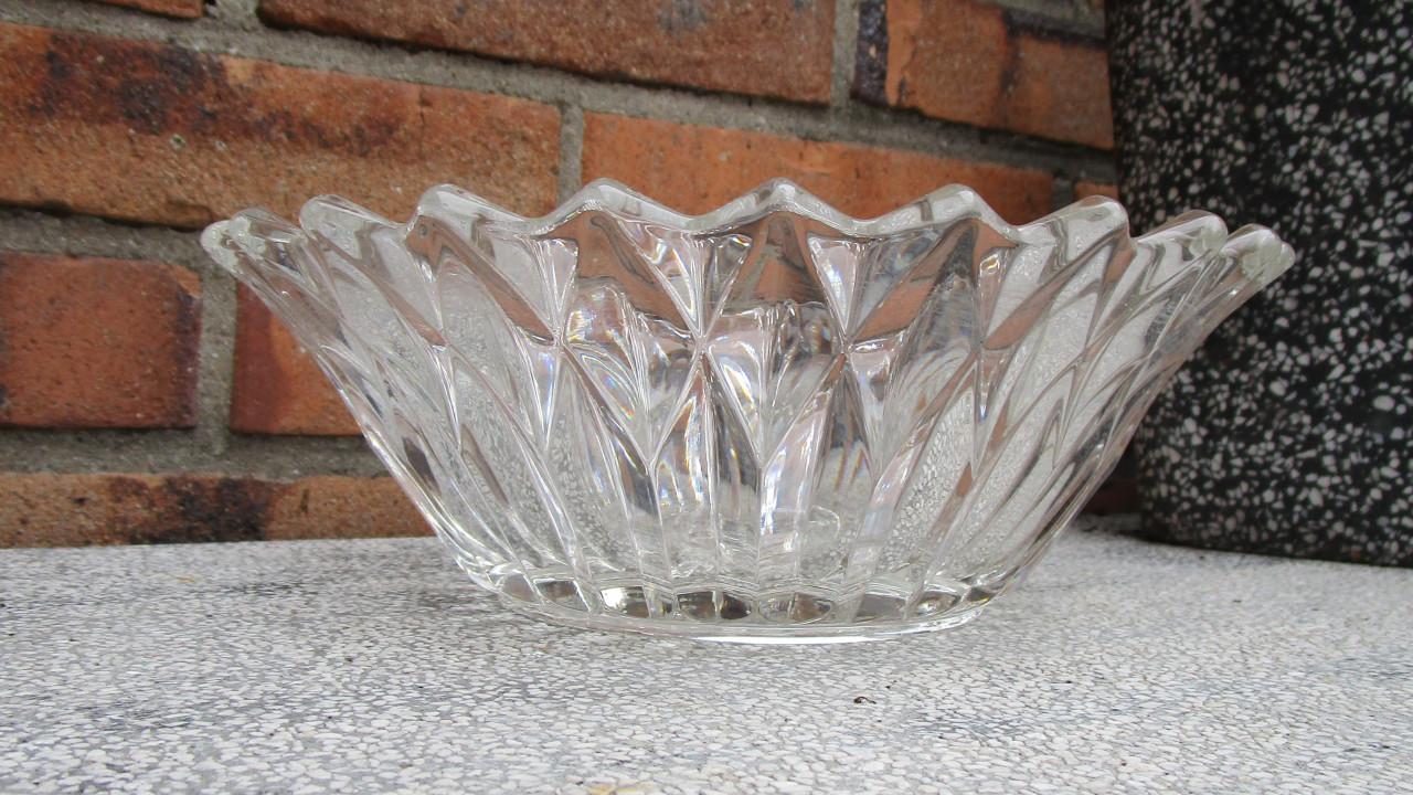 Glazen schaal met decoratief patroon