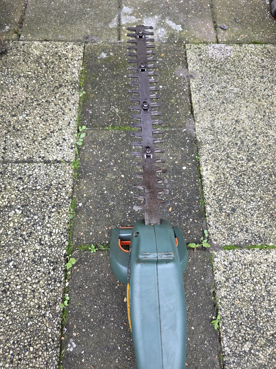 Heggenschaar merk BLACK-DECKER -220V-380W-1900/min