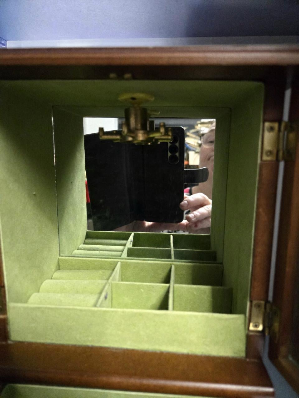 Houten vintage sieradenkastje met twee glazen deurtjes
