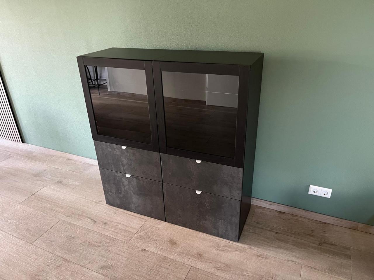 Besta Kast - vitrine glas bovenzijde met 4 lades onderzijde