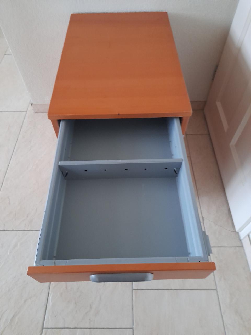 Ladenkast voor onder bureau (in goede nette staat )