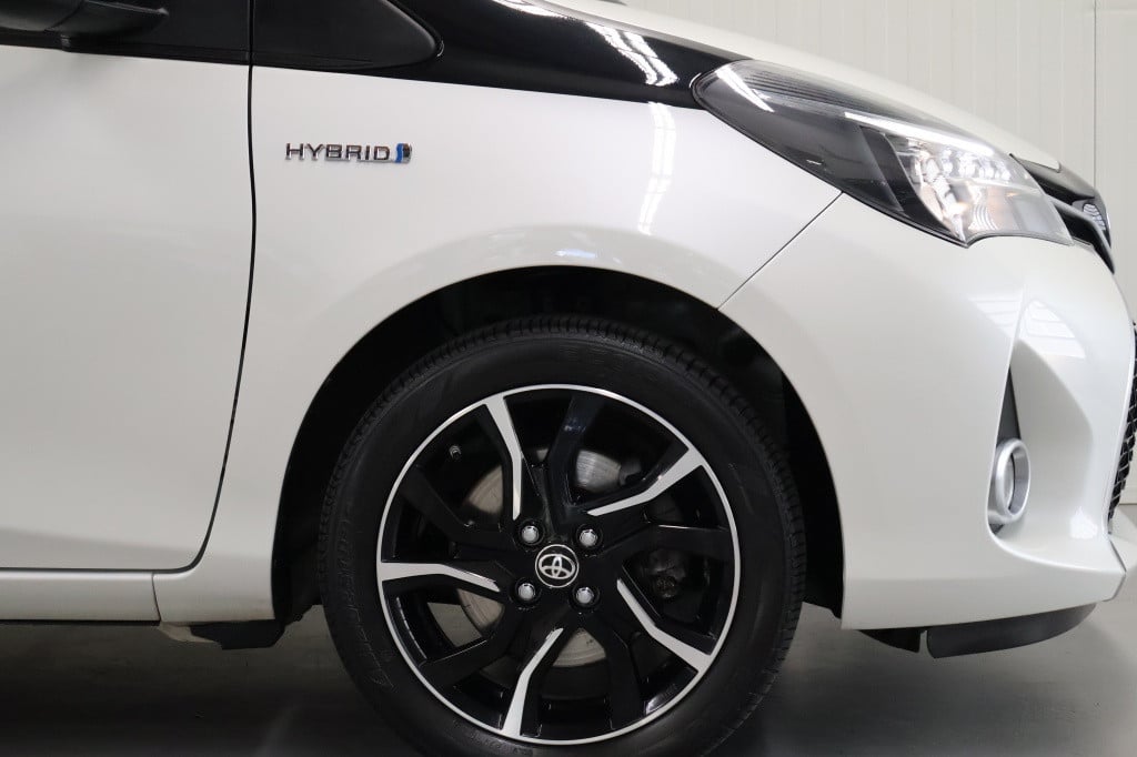 Toyota Yaris 1.5 hybrid dynamic bi-tone