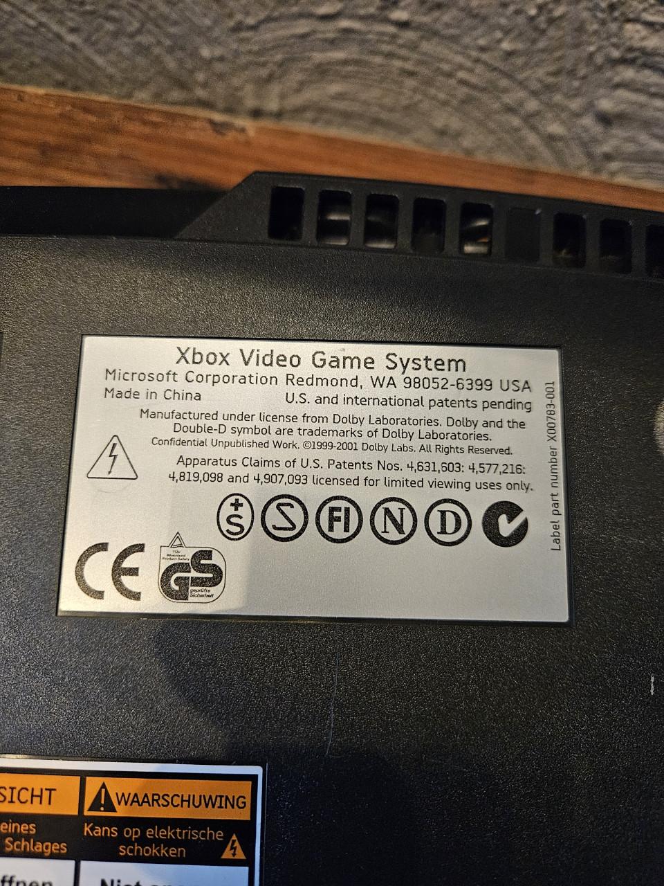 Originele Xbox met 2 controllers en afstandsbediening