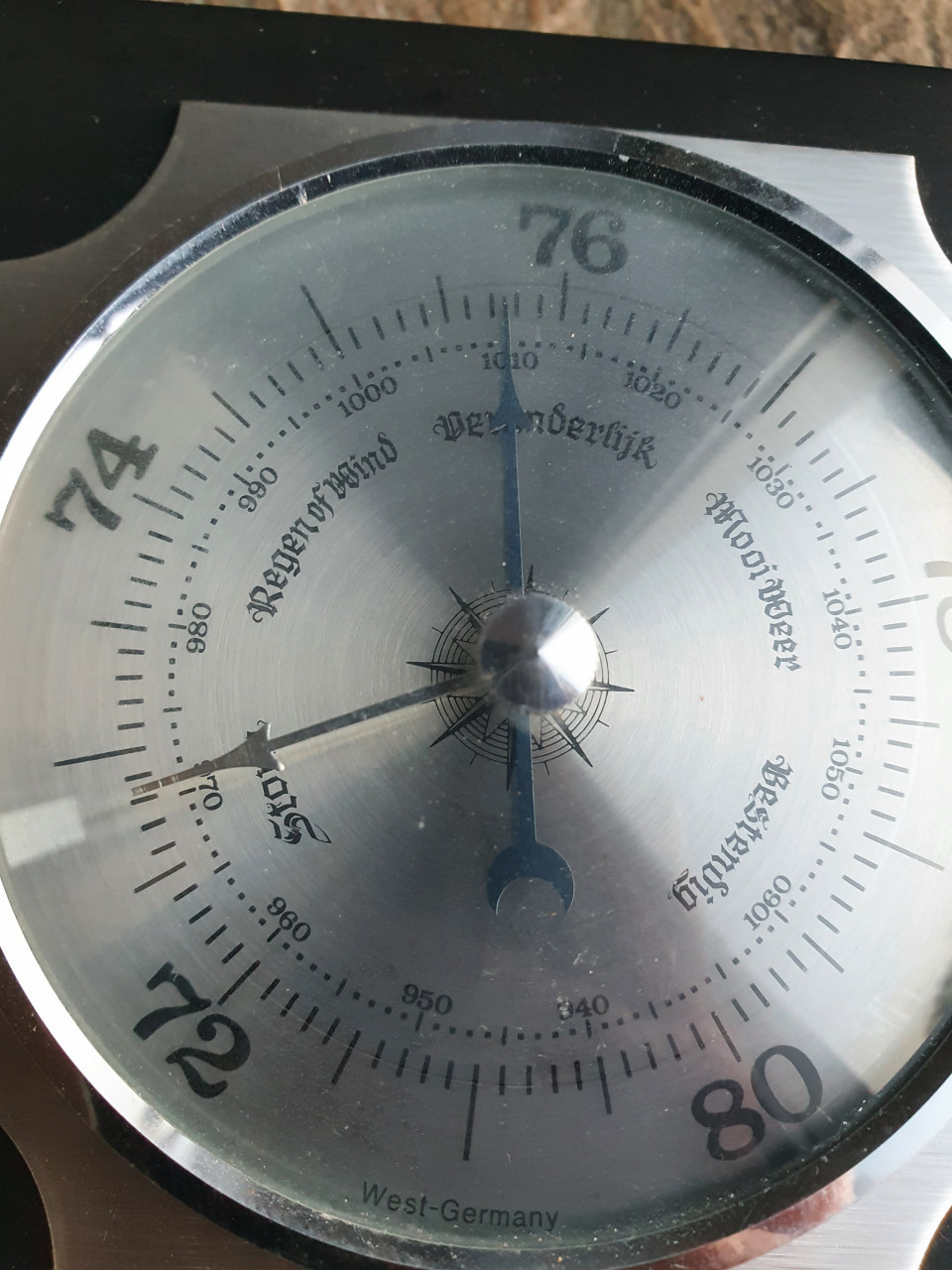 Mooi antiek metalen barometer, kleur zilver in mooie werkende staat....
