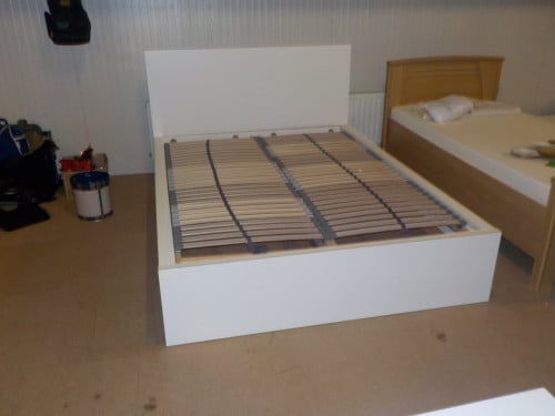 Ledikant met 2 lattenbodems in vrijwel nieuw staat 140 x 200 cm
