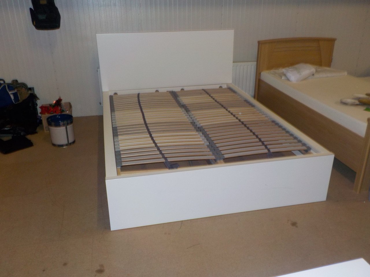 Ledikant met 2 lattenbodems in vrijwel nieuw staat 140 x 200 cm