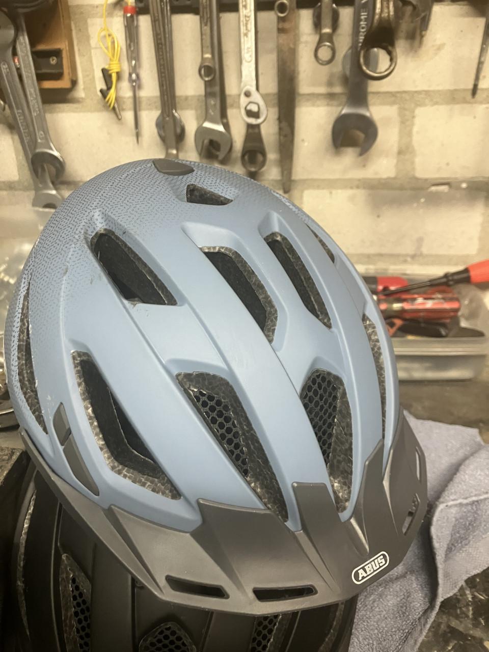 Te koop 2 fietshelmen