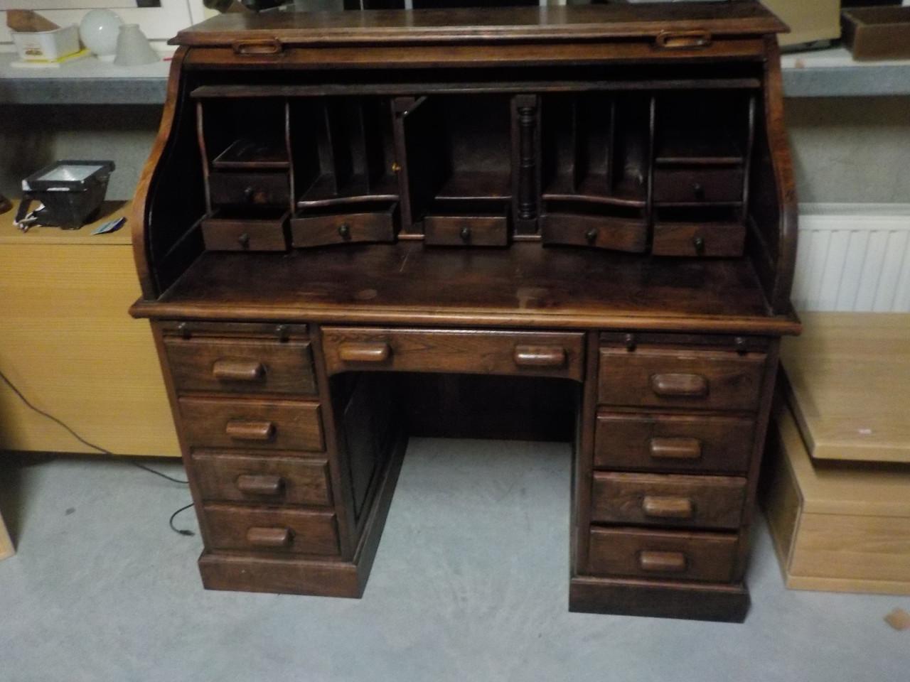 Mooie kwaliteit massief eiken bureau in zeer goede staat met vele laden