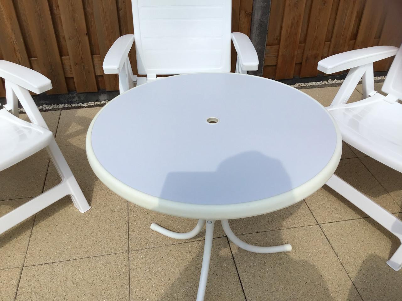 4 Kunststof tuinstoelen met kussens + tafeltje