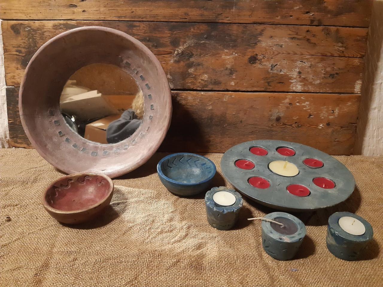 Partij betonnen schalen, bollen en kaarsstandaards, veel in kerstsfeer