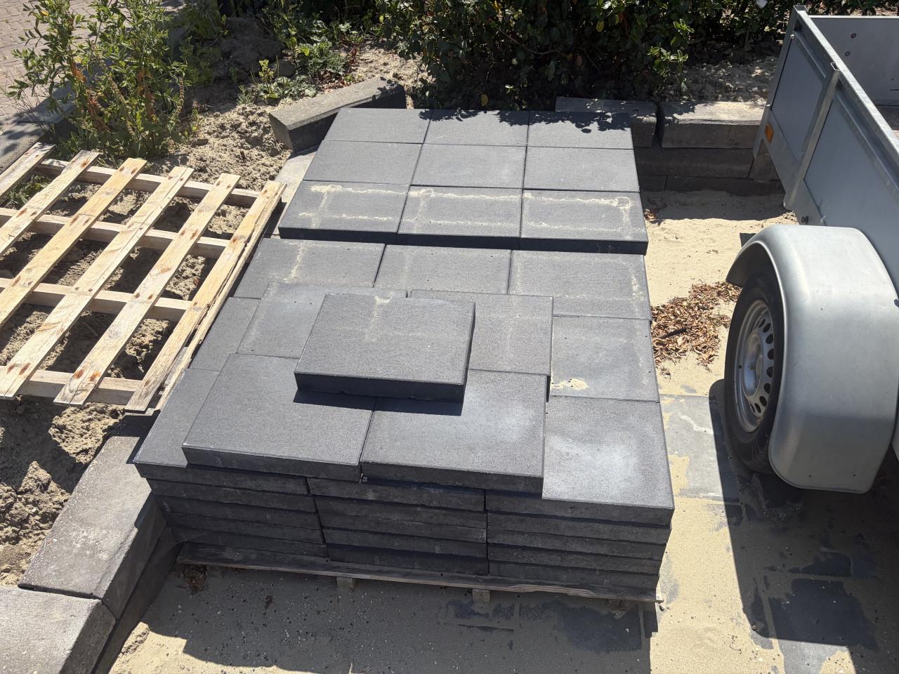 Betontegels Excluton nero 40x30 (ongebruikt)