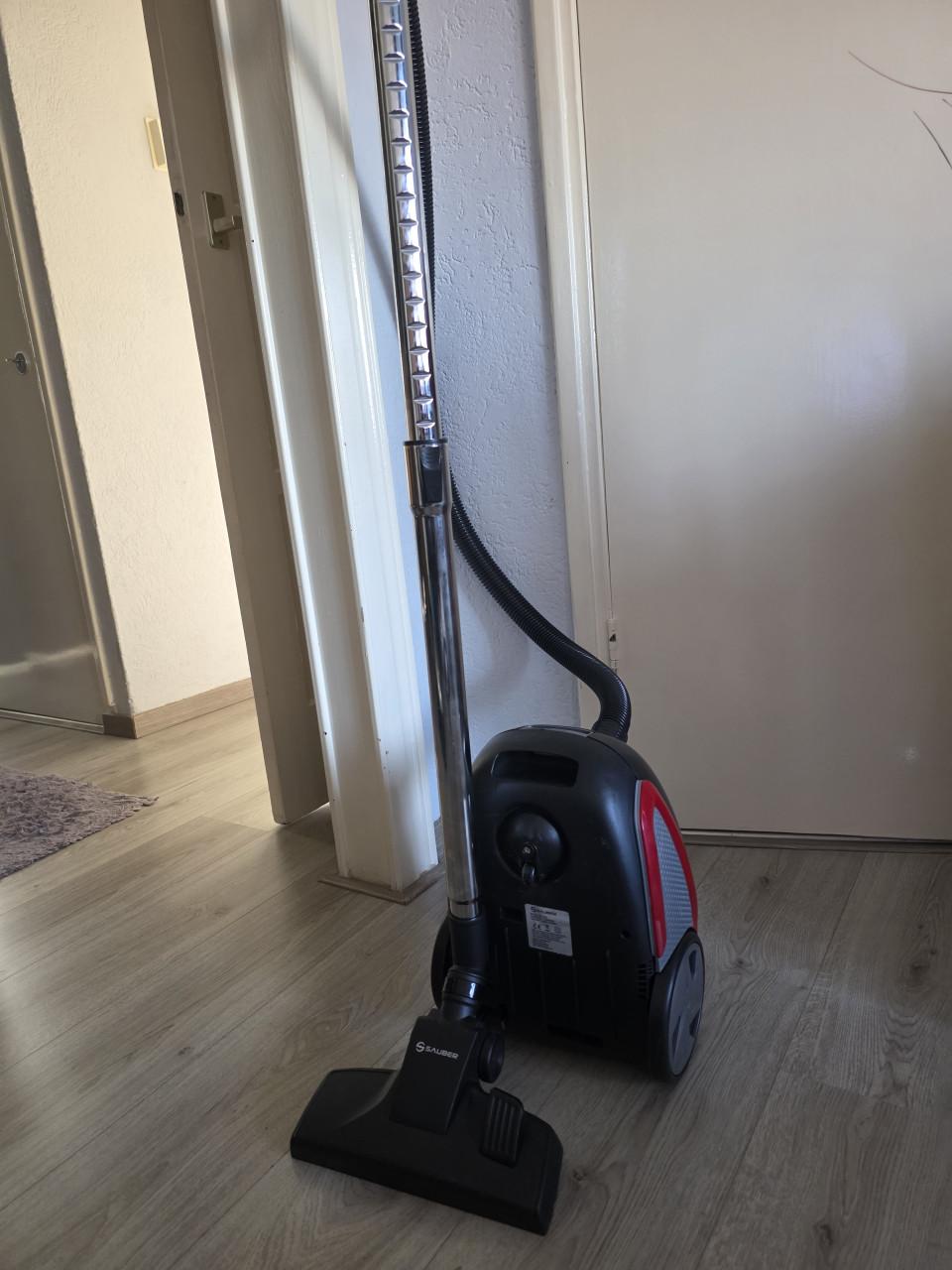 In zeer goed staat en goed werkend stofz. merk SAUBER-220V-800W-compleet