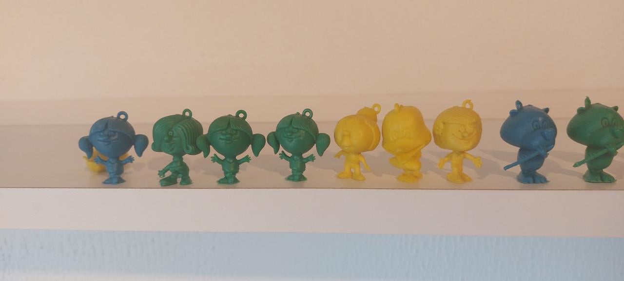 Te koop 18 stuks Dunkin Beatniks plastic poppetjes uit 1971