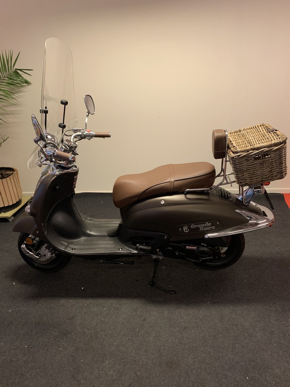 RETRO SCOOTER MET WINDSCHERM 25KM NU 795,= RIJKLAAR