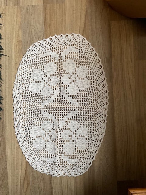 Diverse zeer fijn hand-gehaakte kleedjes