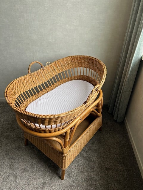 Mooi grote rieten / rotan baby wieg,