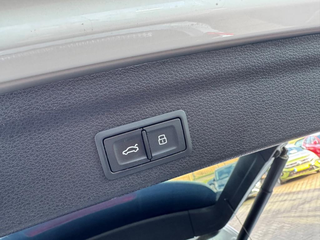 Audi Q3 35 tfsi 3x s-line* keyless * matrix led * camera * carplay