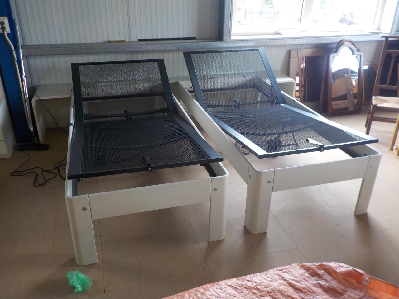 2 auping ledikanten met Elektrische AUPING spiralen 90 x 200 cm met ombouw
