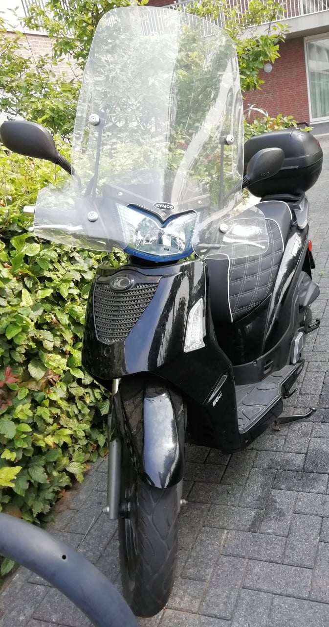 Kymco people S 4 takt bouwjaar 2012 met topkoffer en bagagekar.
