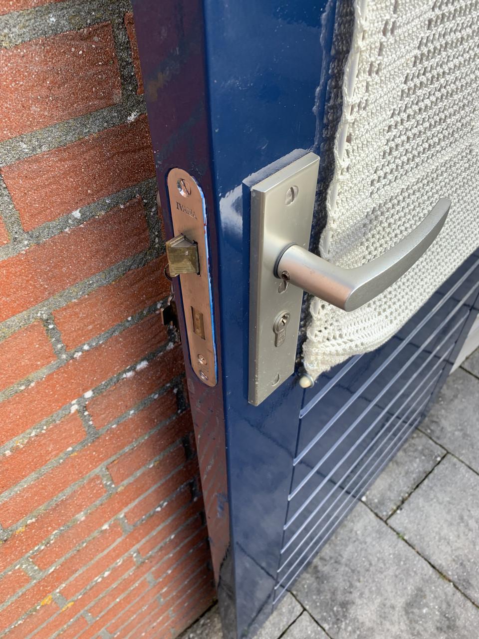 Buitendeur met veiligheidsbeslag/slot en anti inbraak scharnieren.