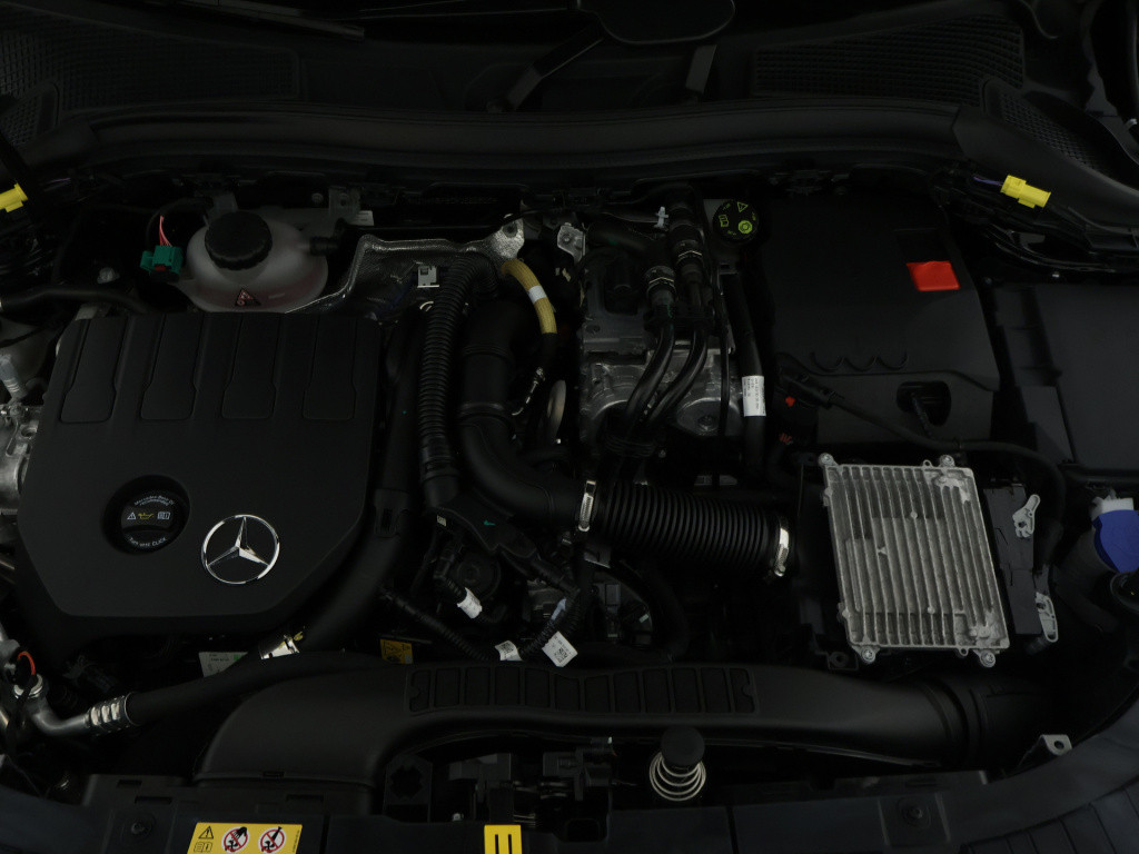 Mercedes-Benz Gla-klasse 250 e face lift plug-in hybride | dodehoek assist 