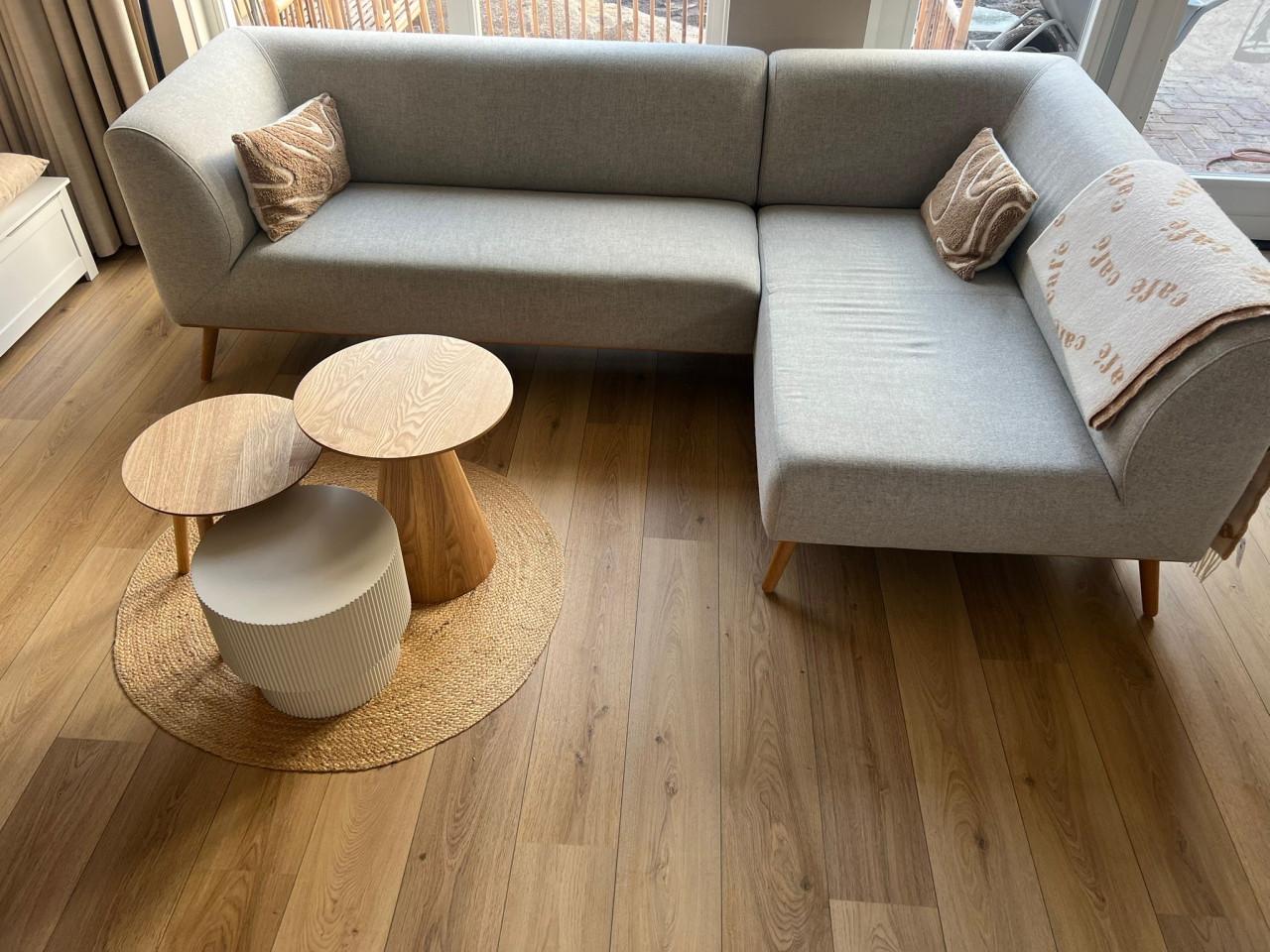 Hoekbank van Westwing, stof grijs met houten poten