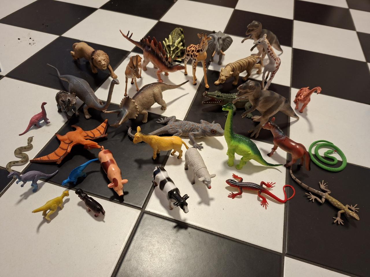 Verschillende soorten speelgoeddieren.