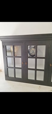 Mooie zwarte vitrinekast met glazen deuren ✨