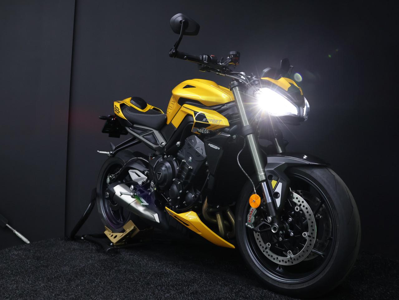 STREET TRIPLE 765 RS | Cosmic Yellow