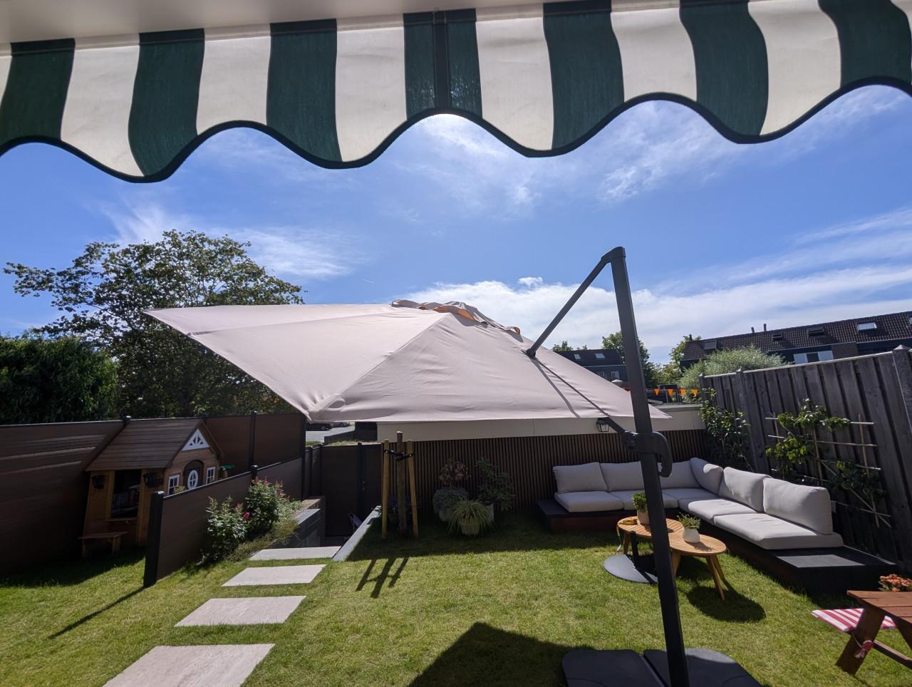 Grote zweefparasol 300*400 cm met stevige hoes en tegels