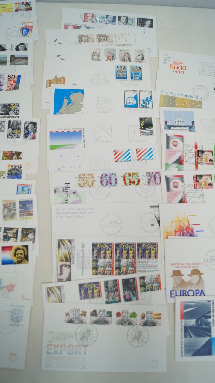 Postzegelalbum, eerstedagenveloppen en speciale catalogus 2005.