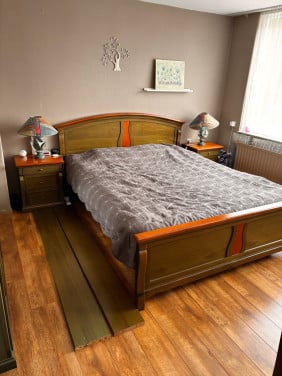 Bedmeubel met nachtkastjes en schemerlampen
