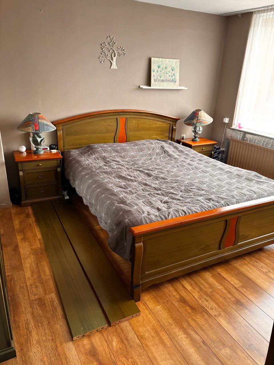 Bedmeubel met nachtkastjes en schemerlampen