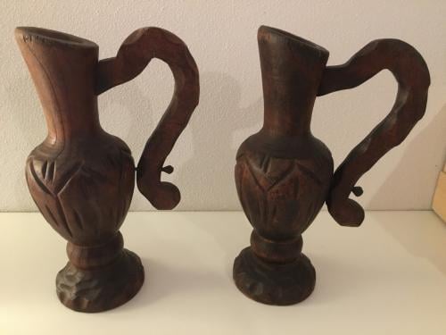 Twee Spaanse sierkannen, houtsnijwerk, hoog: 27 cm. 2 stuks voor € 10,00