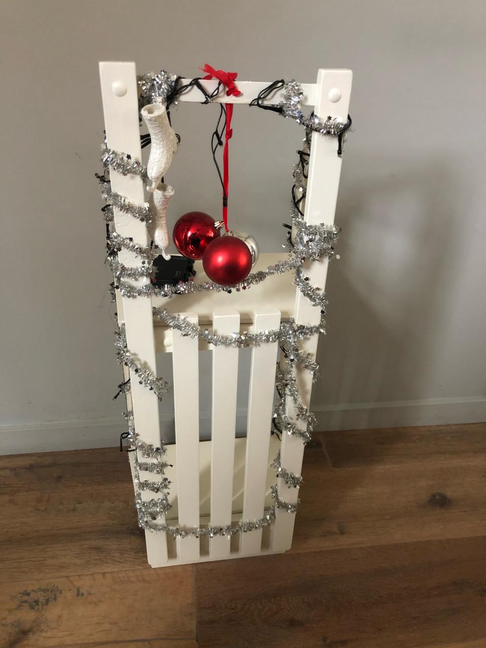 Arreslee met kerstversiering